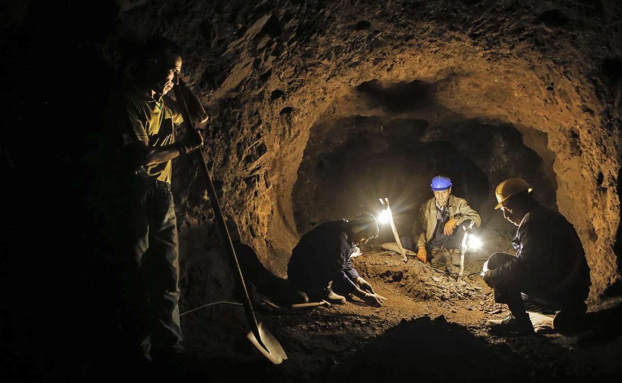 معدن فیروزه نیشابور به همراه 4 کارگر معدن فیروه